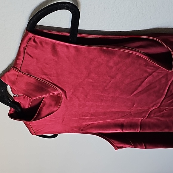 Express NWT Workplace Siren deep red Mock neck satin sleeveless blouse large - Picture 3 of 7